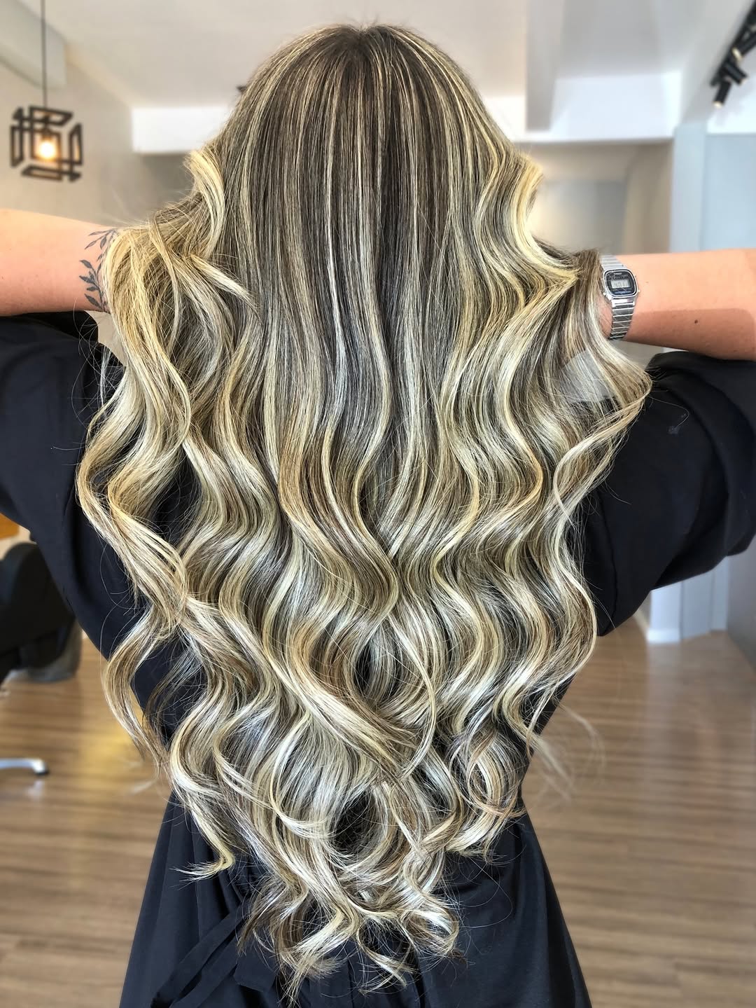 Cabelo longo loiro com mechas onduladas