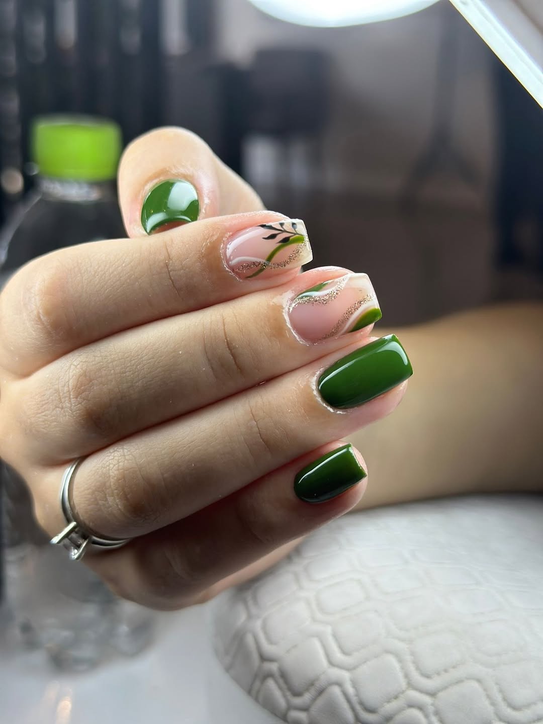 Nail art verde com detalhes florais