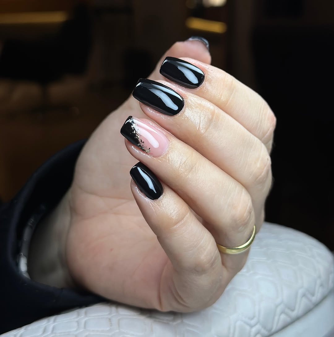 Unhas pretas com detalhe dourado